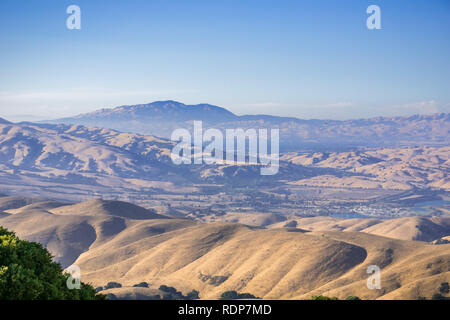 Vue de Tri-Valley et Mt Diablo au coucher du soleil du pic de la Mission, à l'est de la baie de San Francisco, Californie Banque D'Images