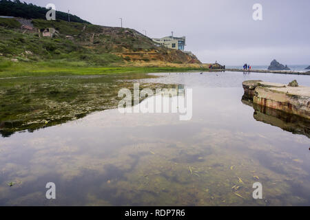 Ruines de la Sutro baths sur un jour nuageux ; la falaise chambre à l'arrière-plan, Lands End, San Francisco, Californie Banque D'Images