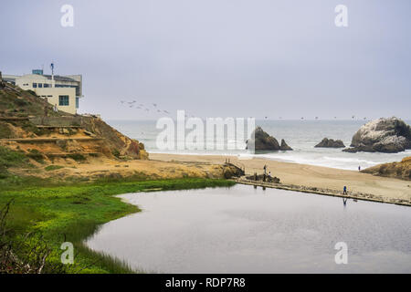 Ruines de la Sutro baths sur un jour nuageux ; la falaise chambre à l'arrière-plan, Lands End, San Francisco, Californie Banque D'Images