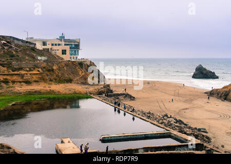 Ruines de la Sutro baths sur un jour nuageux ; la falaise chambre à l'arrière-plan, Lands End, San Francisco, Californie Banque D'Images