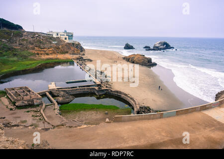 Ruines de la Sutro baths sur un jour nuageux ; la falaise chambre à l'arrière-plan, Lands End, San Francisco, Californie Banque D'Images