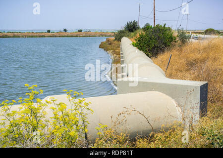 Les tuyaux en ciment, près de Sunnyvale Water Pollution Control Plant, San Francisco Bay Area, Sunnyvale, Californie Banque D'Images