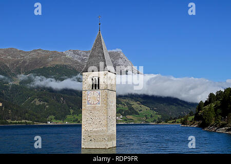 Nauders est intégré dans une haute vallée au-dessus de l'Inntal. Vue de l'église engloutie Banque D'Images