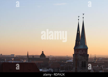 Panorama de Nuremberg avec Sebalduskirche au soleil du soir, Allemagne Banque D'Images
