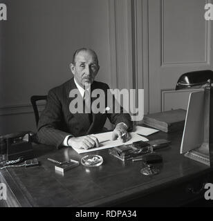 1950s, historique, une photo de J Allan Cash de Sir Basil Brooke, IST Viscount Brookeborough, Premier ministre de l'Irlande du Nord de 1943 à 1963 et le PM le plus longtemps en service du pays assis à son bureau. Plus tard membre actif du Parti unioniste d'Ulster, Brooke est né dans la propriété de sa famille Colebrooke à Lisnaskea, dans le comté de Fermanagh, en Irlande, et a servi en WW1, en se méritant la Croix militaire. Banque D'Images