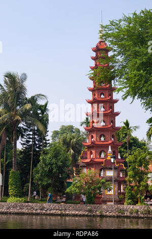 Chua Tran Quoc Pagoda Temple, le plus ancien temple bouddhiste à Hanoi, et des jardins avec les touristes se promènent, Hanoi, Vietnam Banque D'Images