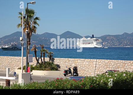 Bateau de croisière amarré à Cannes dans le sud de la France Banque D'Images