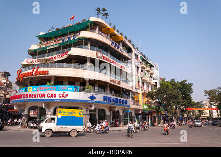 Les Highlands à Dong Kinh bâtiment Café Nghia Thuc Square rond-point junction à Hanoi, Vietnam Banque D'Images