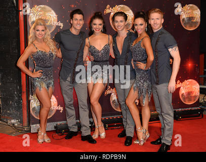 Des stars, des danseurs et les juges arrivent pour le Strictly Come Dancing lancer à Elstree Studios à Borehamwood, Hertfordshire EN VEDETTE : Platero Oskana, Gorka Marquez, Chloe Hewitt, AJ Pritchard, Katya Jones, Neil Jones Où : Hertfordshire, Royaume-Uni Quand : 30 août 2016 Crédit : Steve Finn/WENN Banque D'Images