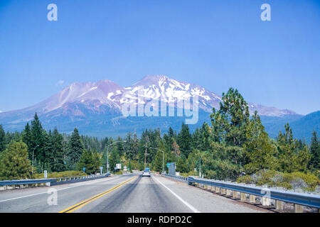 En route vers le Mont Shasta sur une journée ensoleillée, en Californie Banque D'Images