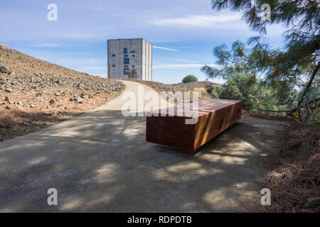 Chemin pavé menant à la tour radar à rester debout sur le mont Umunhum, Sierra Azul OSP, comté de Santa Clara, Californie Banque D'Images