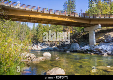 Pont sur la rivière Stanislaus, comté de grands arbres State Park, Californie Banque D'Images