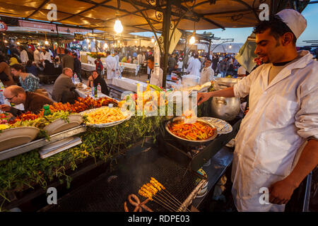 Gros plan du chef de la préparation de frites au décrochage du marché public de Marrakech Banque D'Images