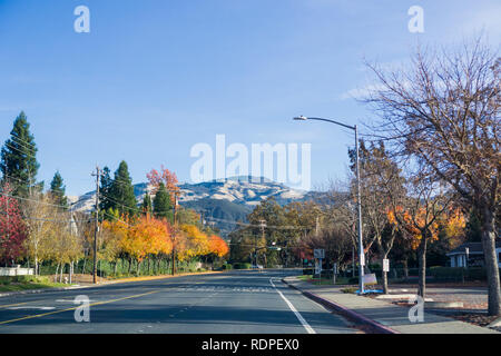 Les arbres colorés alignant une route à travers Danville, Mt Diablo sommet à l'arrière-plan, comté de Contra Costa, baie de San Francisco, Californie Banque D'Images