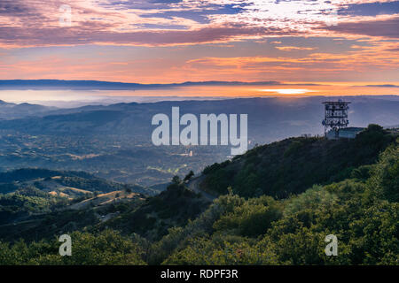 Coucher de soleil sur la baie de San Francisco comme vu du Mont Diablo, sommet Mt Diablo State Park, comté de Contra Costa, baie de San Francisco, Californie Banque D'Images