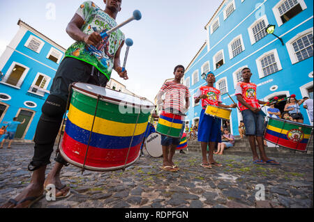 SALVADOR, BRÉSIL - Mars, 2018 : un groupe de percussionnistes ambulants effectuer en face de l'architecture coloniale colorée dans le cadre d'un projet jeunesse social. Banque D'Images