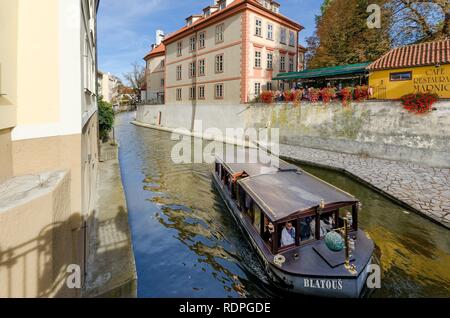 Quartier de Mala Strana, Prague / République tchèque - 29 septembre 2018 : bateau sur le Certovka canal. Palais Pinkas Banque D'Images