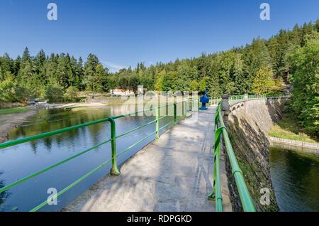 KARPACZ, DOLNOSLASKIE PROVINCE / Pologne - 28 septembre 2018 : Barrage de la rivière Lomnica. Banque D'Images