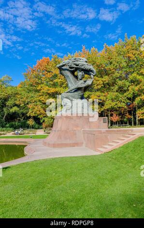 La province de Mazovie, VARSOVIE / Pologne - 11 octobre 2018 : Frederic Chopin statue (par Waclaw Szymanowski) situé à l'hotel rhône Parc des Thermes royaux. Banque D'Images