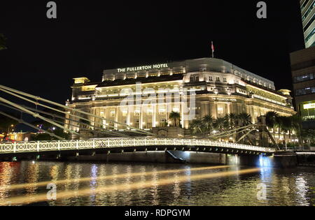 Fullerton Hotel à Singapour. Fullerton Hotel est un hôtel de luxe cinq étoiles situé près de la montagne de la rivière Singapour, au centre-ville. Banque D'Images