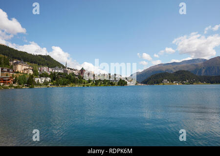 Sankt Moritz ville et du lac, grand angle de vue dans une journée ensoleillée en Suisse Banque D'Images