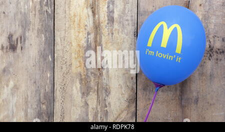 Groningen, néerlandais - 14 novembre, 2018 : McDonald's logo sur ballon gonflable. McDonald's est la plus grande chaîne de restaurants fast-food hamburger Banque D'Images