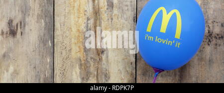 Groningen, néerlandais - 14 novembre, 2018 : McDonald's logo sur ballon gonflable. McDonald's est la plus grande chaîne de restaurants fast-food hamburger Banque D'Images