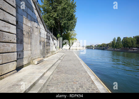 Paris, les quais de Seine vide avec des étapes d'une journée ensoleillée Banque D'Images