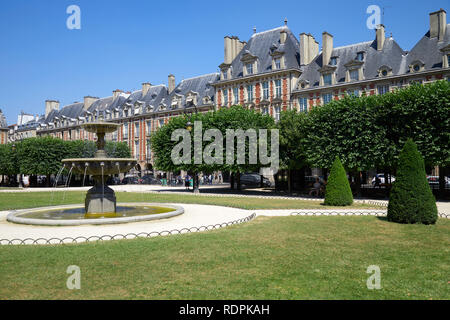 Place des Vosges, anciens bâtiments et jardin à Paris dans un beau jour d'été, ciel bleu clair Banque D'Images