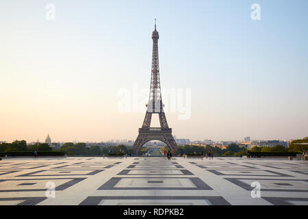 PARIS, FRANCE - Le 7 juillet 2018 : Tour Eiffel et personnes au lever du soleil, ciel clair à Paris, France Banque D'Images