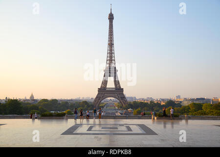 PARIS, FRANCE - Le 7 juillet 2018 : Tour Eiffel et personnes marchant dans la chaude lumière du soleil du matin, Trocadéro, Paris Banque D'Images