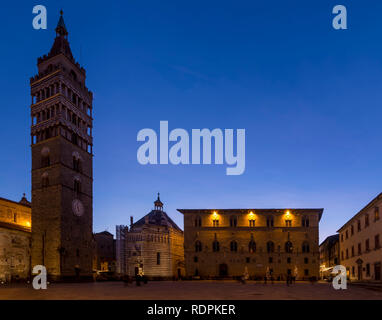 Piazza del Duomo de Pistoia à heure bleue, Toscane, Italie Banque D'Images