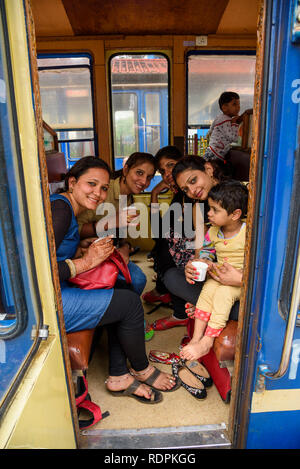 Famille indienne sur le Nilgiri Mountain Railway, entre Ooty et Mumbai, Chennai, Inde Banque D'Images