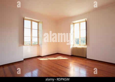 Ancienne chambre avec plancher en bois dans une maison de pays, à la lumière du soleil Banque D'Images