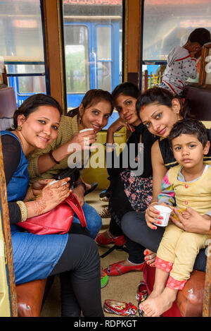 Famille indienne sur le Nilgiri Mountain Railway, entre Ooty et Mumbai, Chennai, Inde Banque D'Images