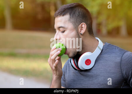 Runner Amérique man eating apple tournant sports jogging fitness formation copyspace copie espace piscine Banque D'Images