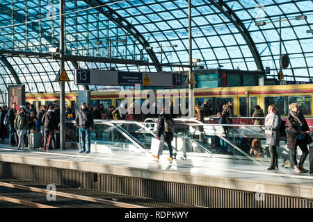 Berlin, Allemagne - janvier 2019 : personnes en attente d'un train sur railroad plattform, Berlin Hauptbahnhof (gare principale) à Berlin, Allemagne, Banque D'Images