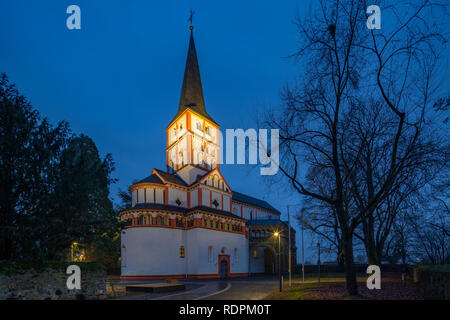 D-Bonn, ville fédérale, Rhin, Rhineland, Sieg, Sieg, vallée de Kottenforst, réserve naturelle, Rhénanie-du-Nord - Westphalie, NRW, D-Bonn-Schwarzrheindorf Bonn-Vilich, D--Rheindorf, église Saint Mary et Clemens, double église, Simultaneum, église catholique, de style roman, photo de nuit, l'éclairage, l'heure bleue Banque D'Images
