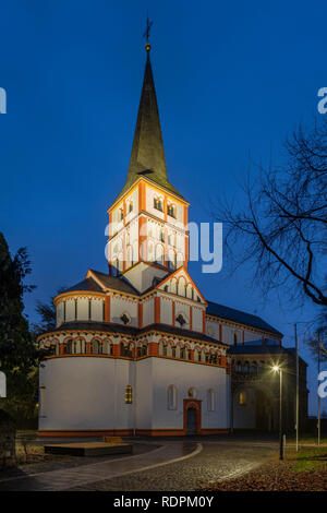 D-Bonn, ville fédérale, Rhin, Rhineland, Sieg, Sieg, vallée de Kottenforst, réserve naturelle, Rhénanie-du-Nord - Westphalie, NRW, D-Bonn-Schwarzrheindorf Bonn-Vilich, D--Rheindorf, église Saint Mary et Clemens, double église, Simultaneum, église catholique, de style roman, photo de nuit, l'éclairage, l'heure bleue Banque D'Images