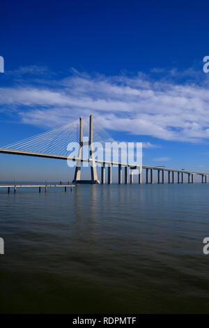 Le pont Vasco da Gama est un pont à haubans flanquée de viaducs et rangeviews qui enjambe le Tage à Lisbonne, Portugal.