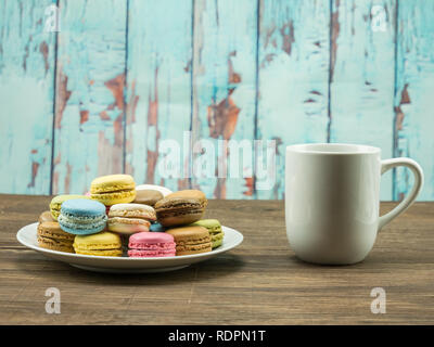 Assiette de macarons français à côté de la Cuvette blanche Banque D'Images