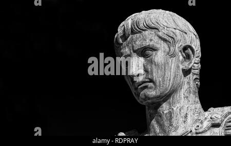 César Auguste, premier empereur de la Rome antique. Ancienne statue en bronze dans le Forum Impérial (en noir et blanc avec copie espace) Banque D'Images