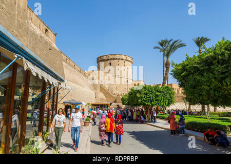 Voir à l'extérieur des murs de l'entrée de la Citadelle de Saladin, une cité médiévale fortification islamique au Caire, Egypte Banque D'Images