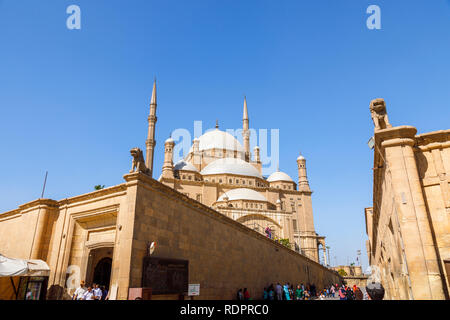 Vue sur les dômes et les minarets de la Grande Mosquée de Mohammed Ali Pacha dans la Citadelle de Saladin, une cité médiévale fortification islamique au Caire, Egypte Banque D'Images