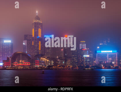 L'île de Hong Kong, Chine - 12 mai 2010 : nuit partielle avec horizon Convention Center et Central Plaza Tower et plus à l'ouest. Les lumières sont allumées, le brouillard Banque D'Images