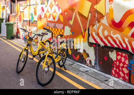 Singapour - 26 décembre 2018 Ofo : service de location de vélos garés contre un mur peinture murale. Un service de location de vélos sont en train de devenir très populaire. Banque D'Images