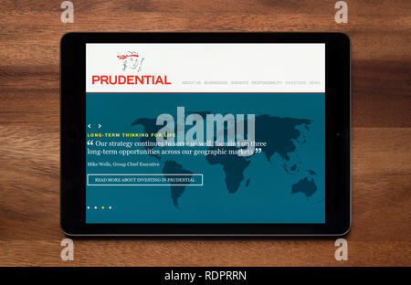 Le site web de Prudential est vu sur un iPad tablet, qui repose sur une table en bois (usage éditorial uniquement). Banque D'Images