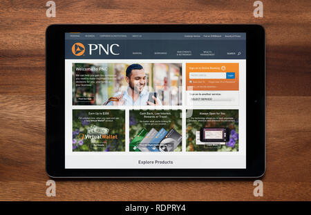 Le site internet de PNC Financial Services est vu sur un iPad tablet, qui repose sur une table en bois (usage éditorial uniquement). Banque D'Images