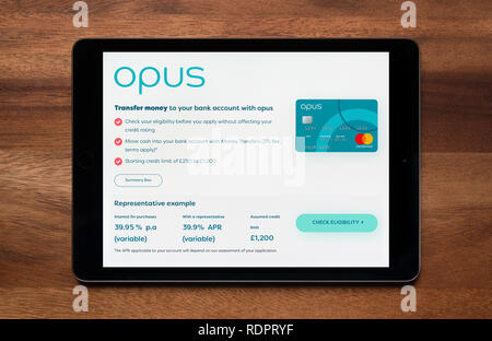 Le site web de l'Opus est vu sur un iPad tablet, qui repose sur une table en bois (usage éditorial uniquement). Banque D'Images