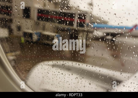 Gouttes de pluie sur la fenêtre d'un avion dans l'Aéroport National Aeroparque, Buenos Aires, Argentine Banque D'Images